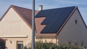 Pose d'uns générateur photovoltaïque sur le versant SUD D'une maison à Neuvy dans l'allier. Fait par InnoGreenTech