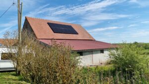 Pose en surimposition sur une grange à Besson dans l'allier de panneaux solaires . Fait par InnoGreenTech