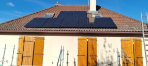 Générateur de 3 Kwc à Yzeure dans l'allier. Il est constitué de 7 panneaux solaires biverre. Installé en sur imposition par InnoGreenTech