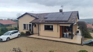 Générateur photovoltaïque à Creuzier le Vieux prés de Vichy. Fait par InnoGreenTech, il est constitué de 14 modules Photovoltaïques