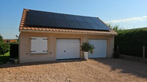 Installation solaire de 6 Kwc sur le toit d'un garage à Saint Loup Dans l'allier . Fait par InnoGreenTech
