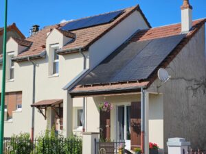 Pose en paysage d'un générateur photovoltaïque à Yzeure . Fait par InnoGreenTech