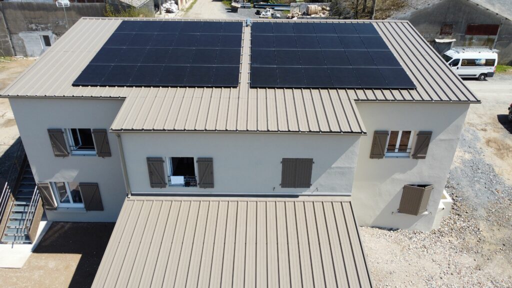 Générateur photovoltaïque de 18 Kwc à Dompierre sur Besbr, constitué de 48 panneaux solaires. Fait par InnoGreenTech