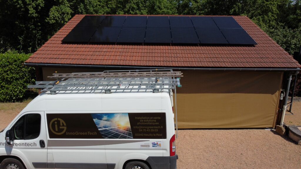 Installation photovoltaÏque en surimposition sur toit d'une dépendance à Yzeure dans l'allier. Fait par InnoGreenTech