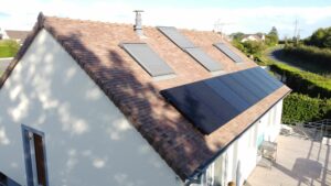 Pose de panneaux solaires sur le toit d'un pavillon à Toulon sur Allier par InnoGreenTech