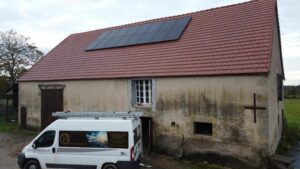 Installation de panneaux solaires sur le toit d'un grange à Souvigny dans l'allier. Fait par InnoGreenTech