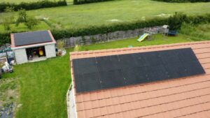 Générateur photovoltaïque en double exposition sur deux toits. fait par InnoGreenTech