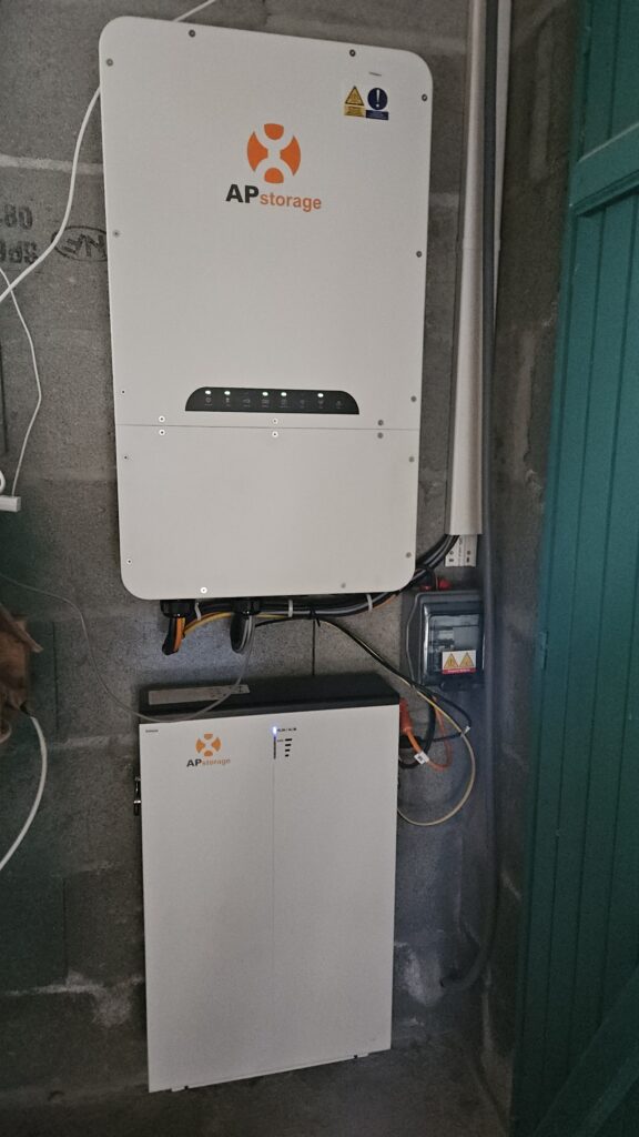 20250413_181121 Chargeur et batterie photovoltaïque