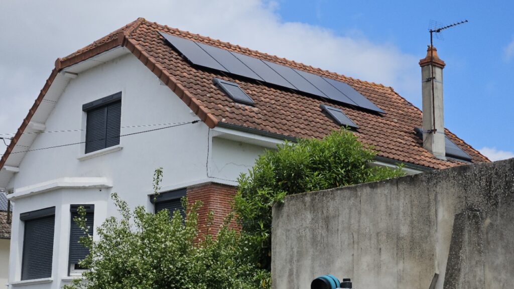 20250522_141847 Installation photovoltaïque de 3 kWc à Yzeure, près de Moulins (Allier).
